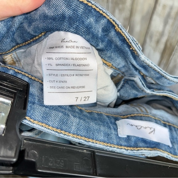 Kancan Estilo Button High Rise Distressed Fray Bottom Jeans - Picture 7 of 7